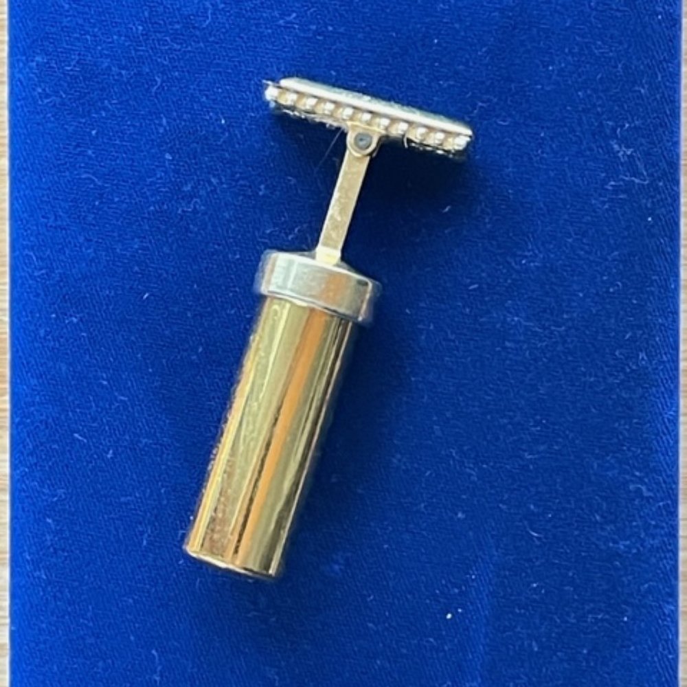 Vtg. HOLLYWOOD RAZOR CORP "DAISY LADIES' RAZOR" Folds to Size of a Lipstick Tube